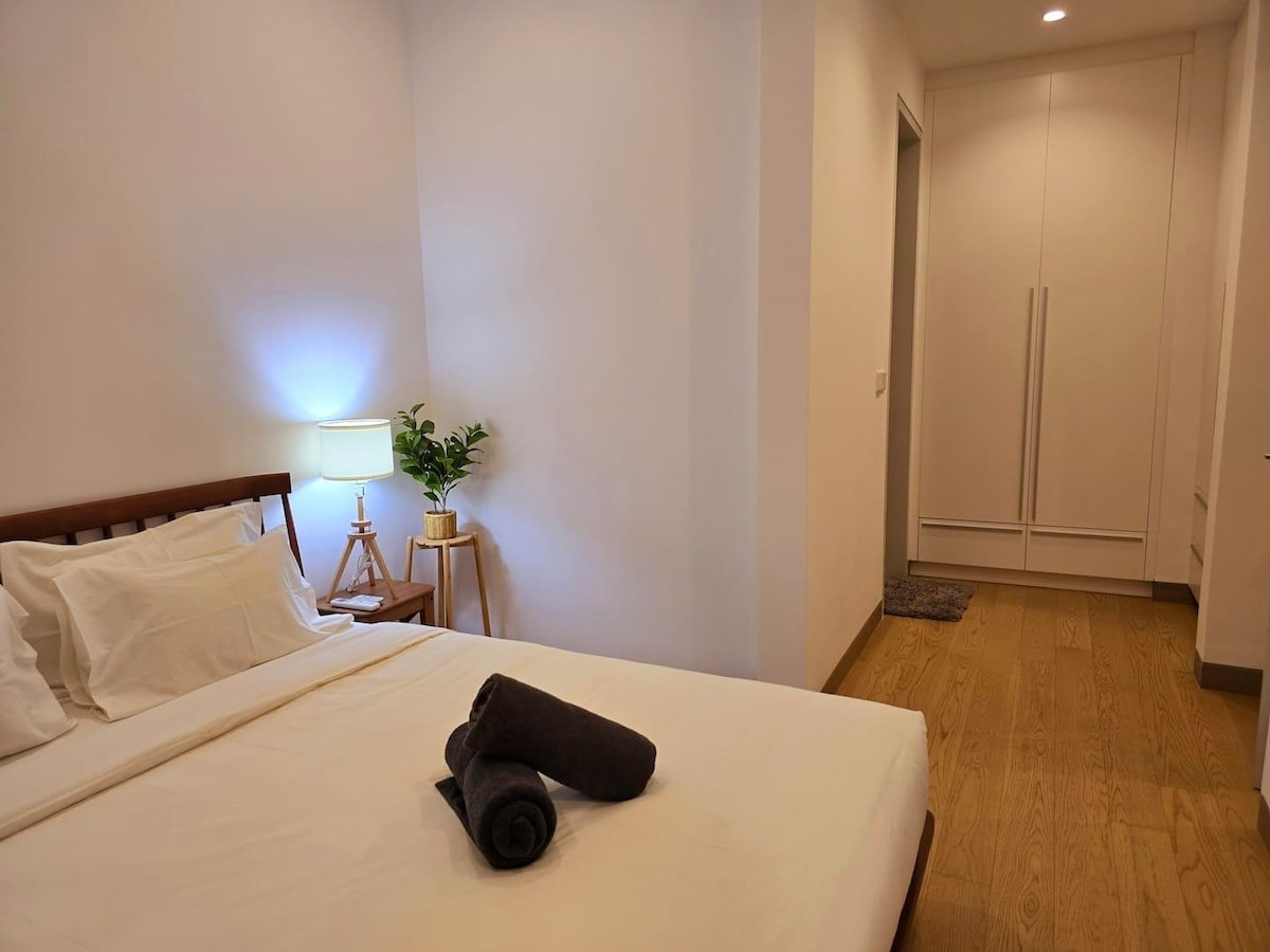 WY bedroom with white linen and bedside lighting